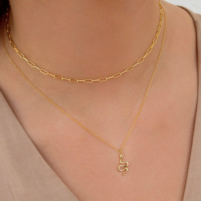 katy perry wearing gold plated dainty snake pendant by chokha india
