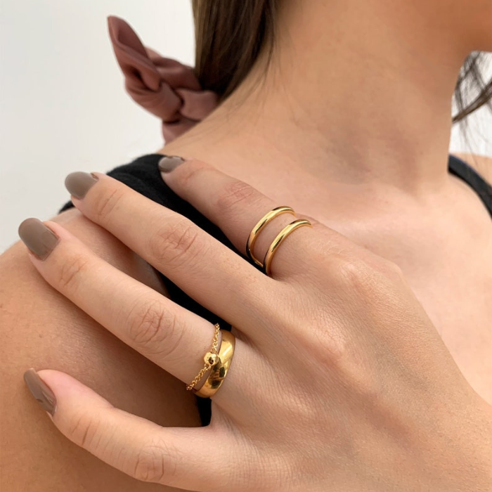 model wearing serpentile ring and double bar gold ring by chokha india