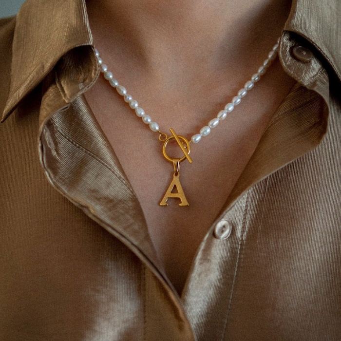 supermodel wearing fresh water pearl necklace 