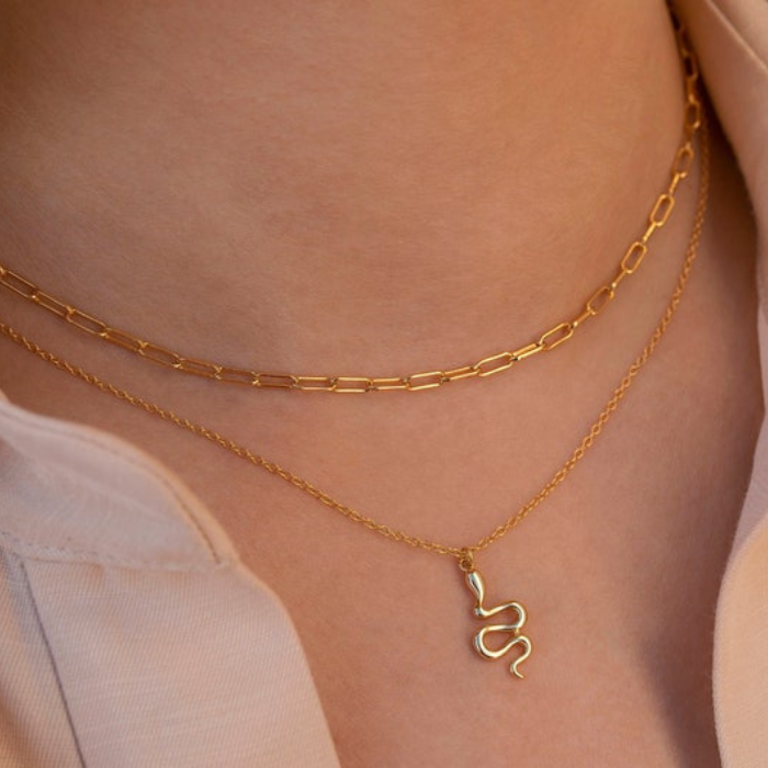 model wearing a kadi chain & gold plated snake pendant by chokha india